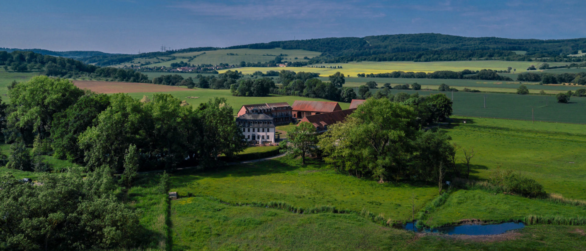 Drohnenaufnahme Stiftsgut in der Natur