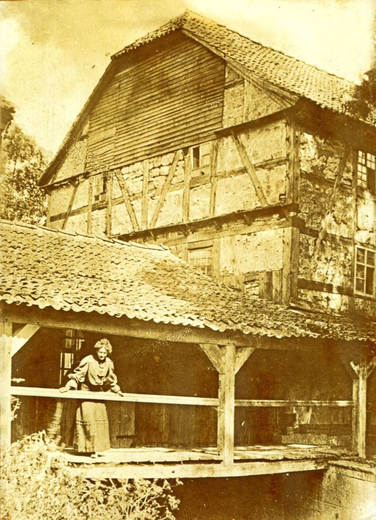 Gutshof Wassermühle mit Frau