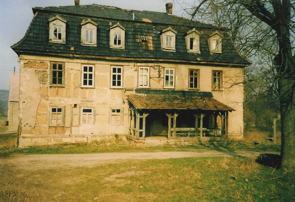 Gutshaus mit Veranda und alter Fassade