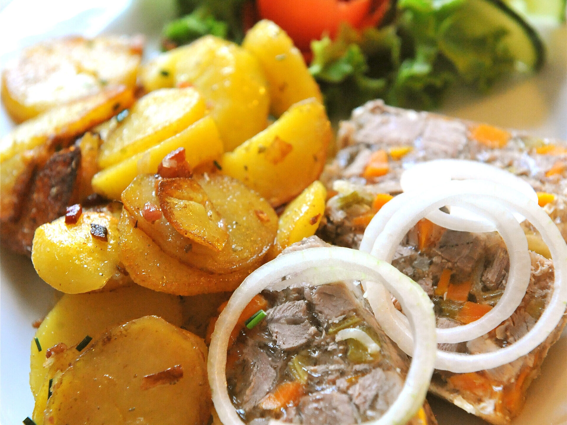 Kartoffelgericht mit Wurst und Salat